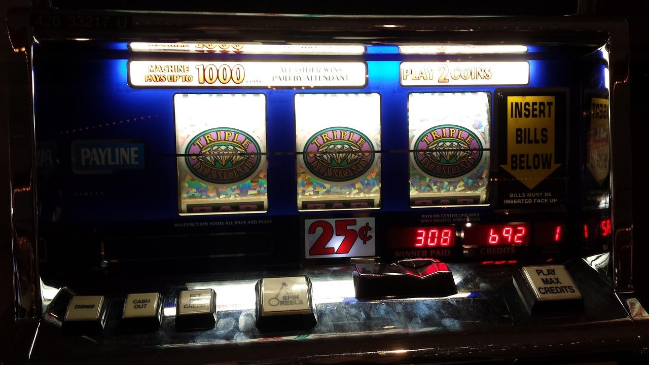 Filipino player accessing apk 789 live casino table on mobile browser
